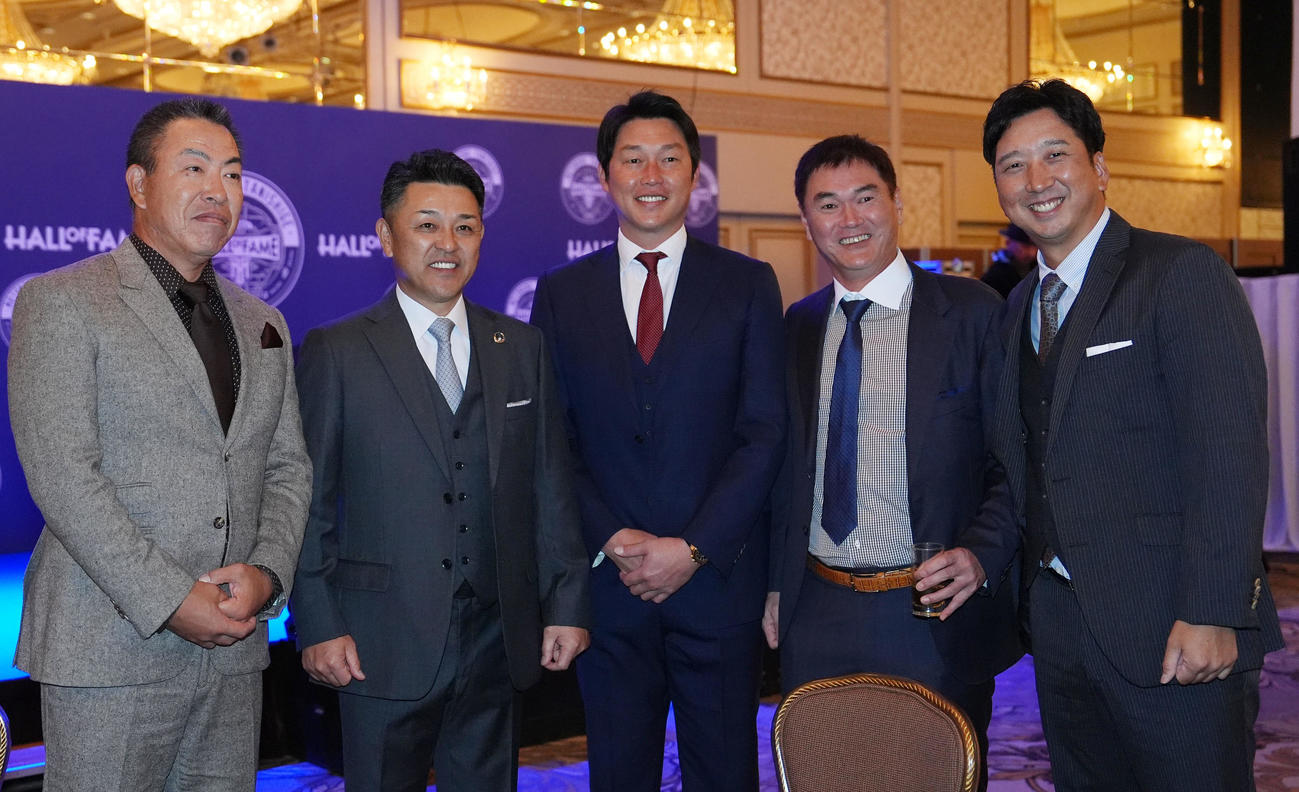 記念撮影に応じる（左から）中日井上監督、谷繁元信氏、広島新井監督、岩瀬仁紀氏、阪神藤川監督（撮影・森本幸一）
