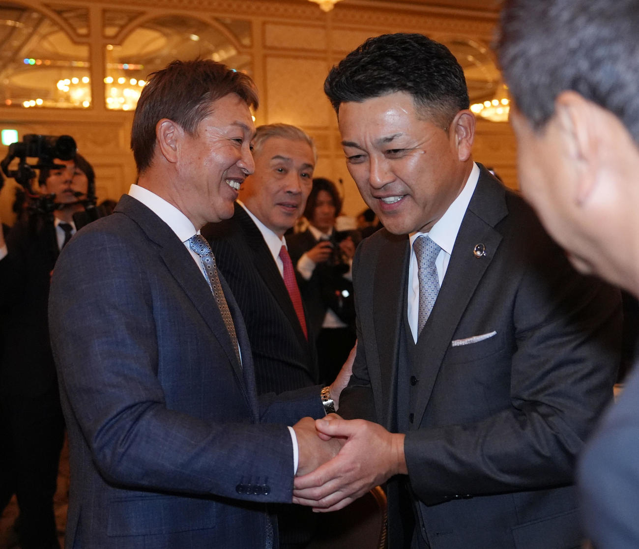 立浪和義前中日監督と握手を交わす谷繁元信氏（右）（撮影・森本幸一）