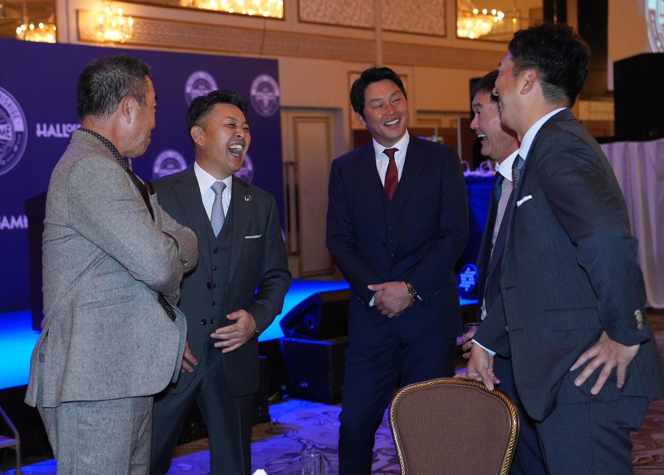 談笑する（左から）中日井上監督、谷繁元信氏、広島新井監督、岩瀬仁紀氏、阪神藤川監督（撮影・森本幸一）