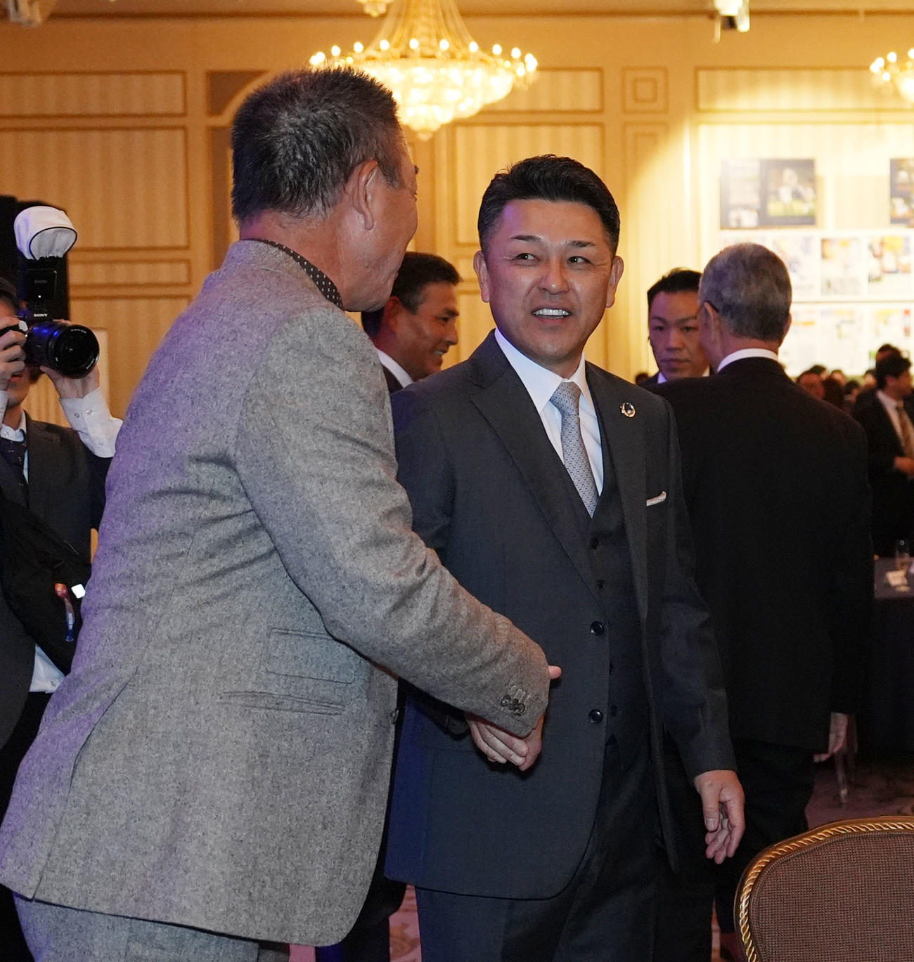 中日井上監督と言葉を交わす谷繁元信氏（右）（撮影・森本幸一）