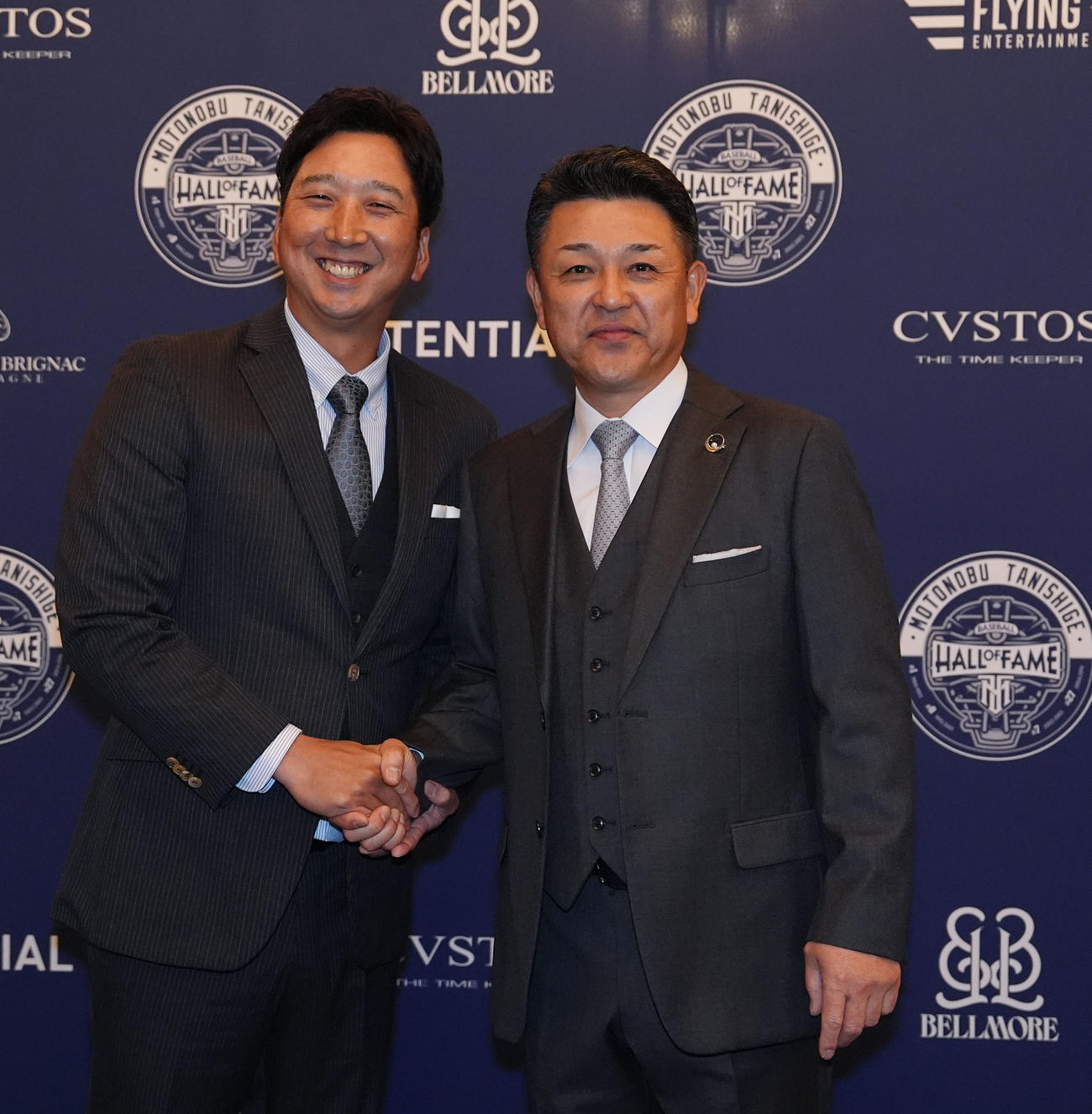 阪神藤川監督（左）と記念撮影に納まる谷繁元信氏（撮影・森本幸一）