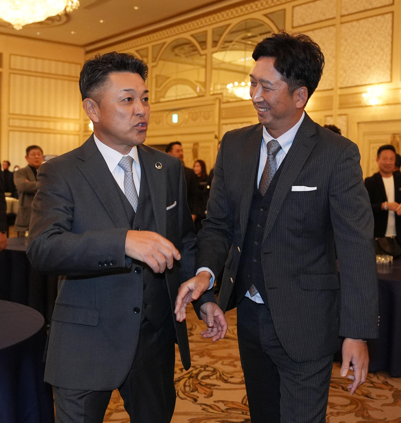 阪神藤川監督と言葉を交わす谷繁元信氏（左）（撮影・森本幸一）