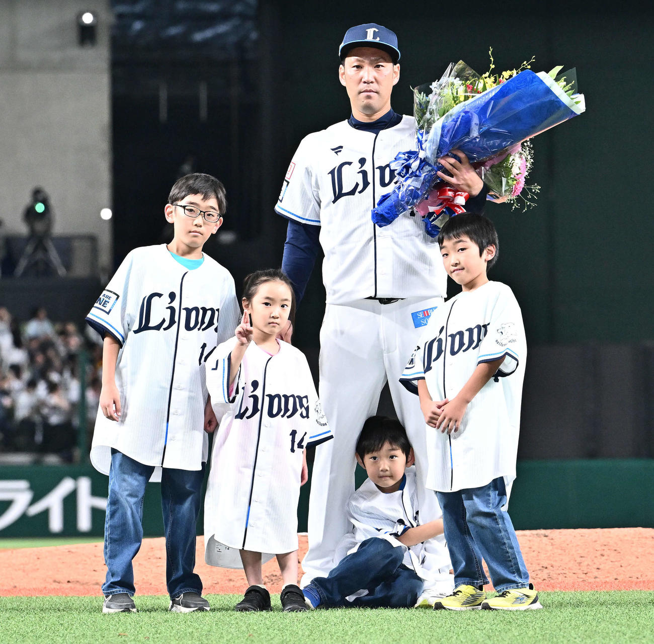 西武対ロッテ　引退セレモニーで子どもたちと記念撮影する西武増田（2024年9月28日撮影）