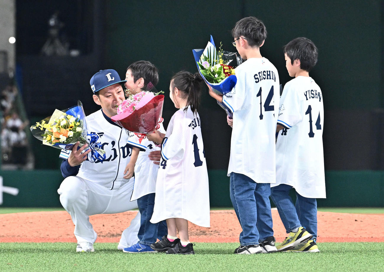西武対ロッテ　引退セレモニーで子どもたちから花束を受け取る西武増田（2024年9月28日撮影）