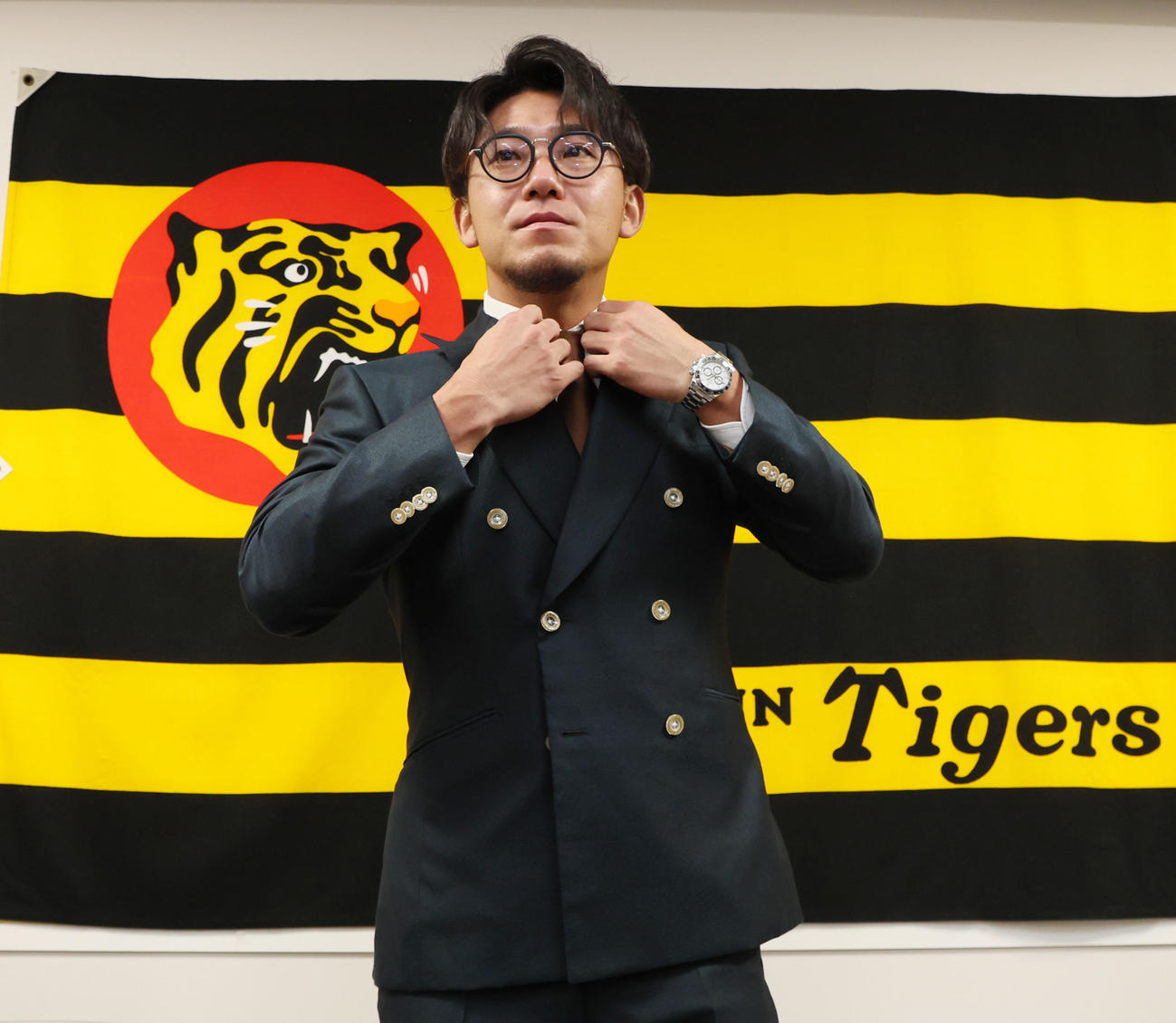 契約更改を終え記者の質問に答える伊藤将（撮影・加藤哉）