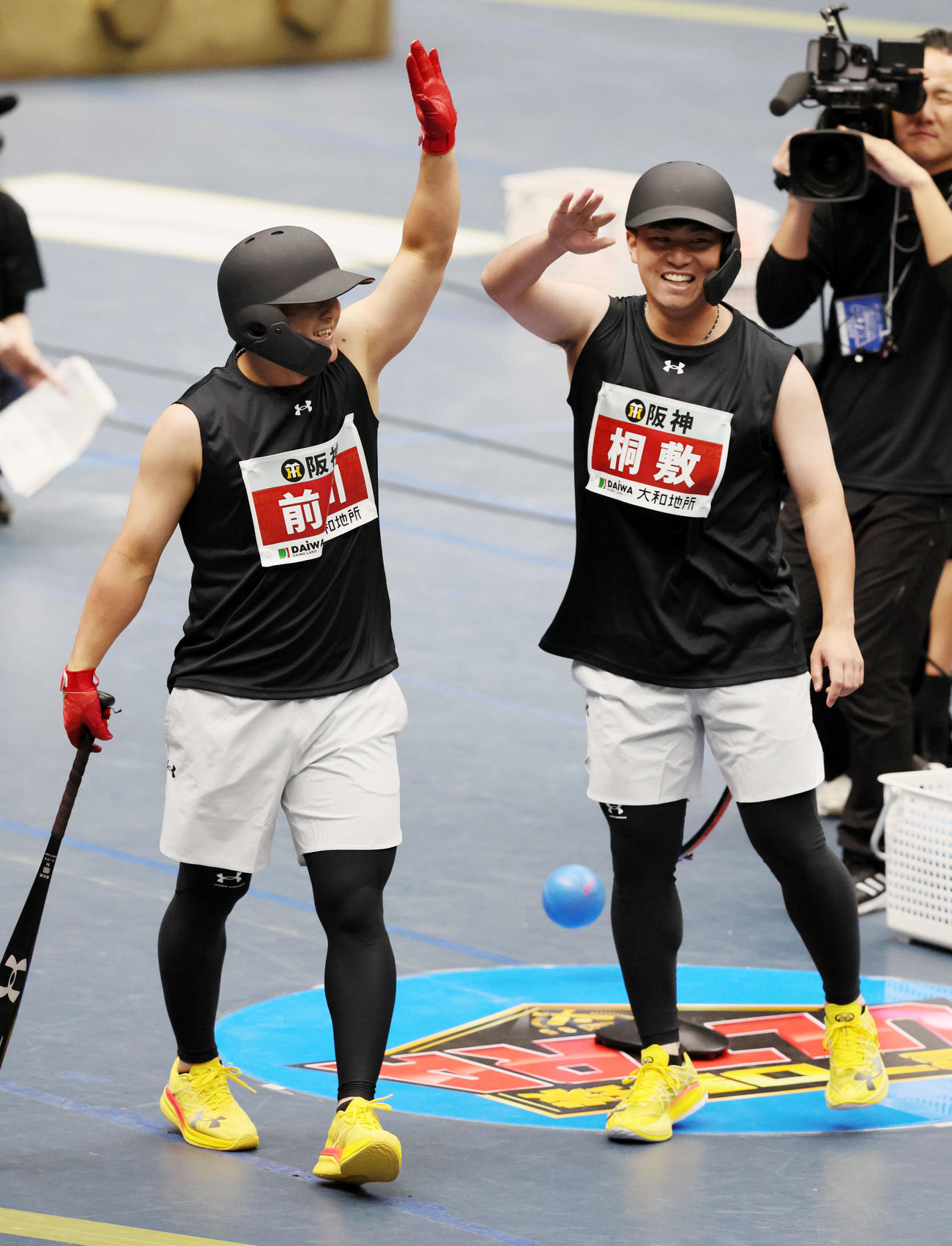 超プロ野球ULTRAの収録に参加し桐敷（右）と笑顔でタッチする前川（撮影・加藤哉）