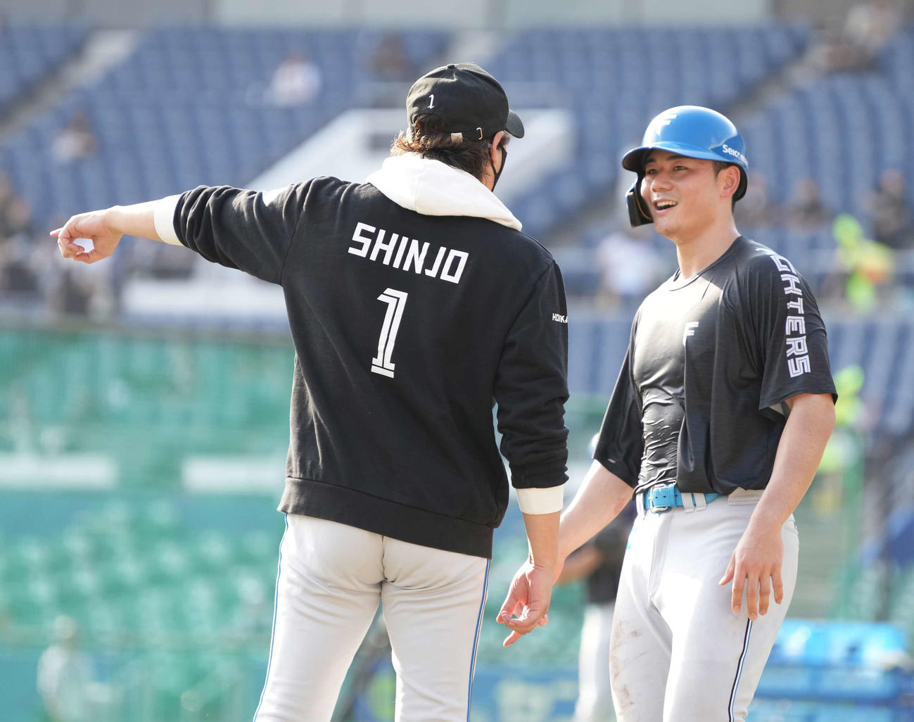 試合前の練習で新庄監督（左）に声を掛けられる日本ハム清宮（2024年7月撮影）