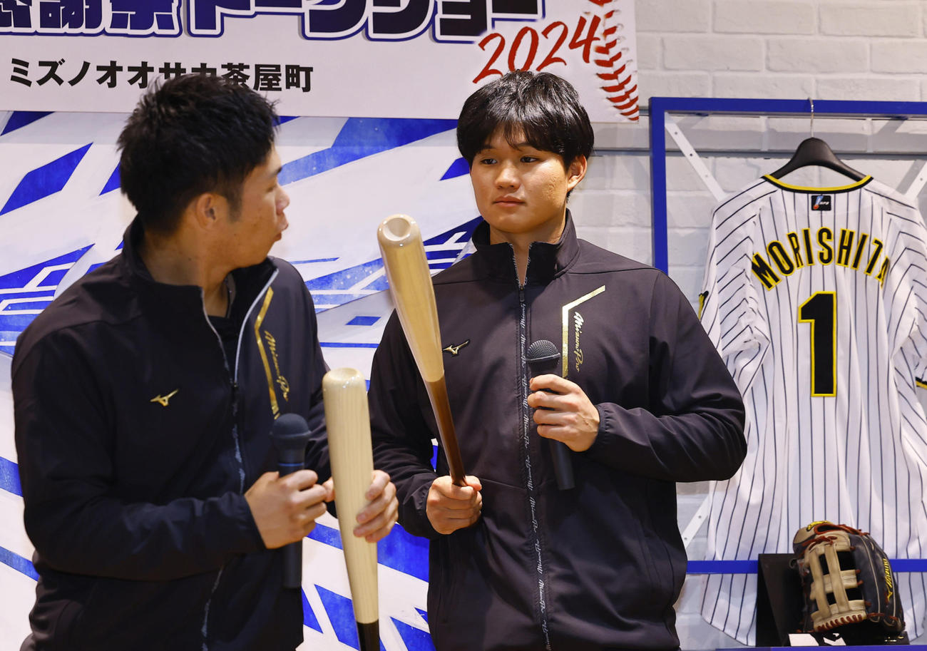 ミズノのイベントに参加し、バットを手に話しをする広島坂倉（左）と阪神森下（撮影・藤尾明華）