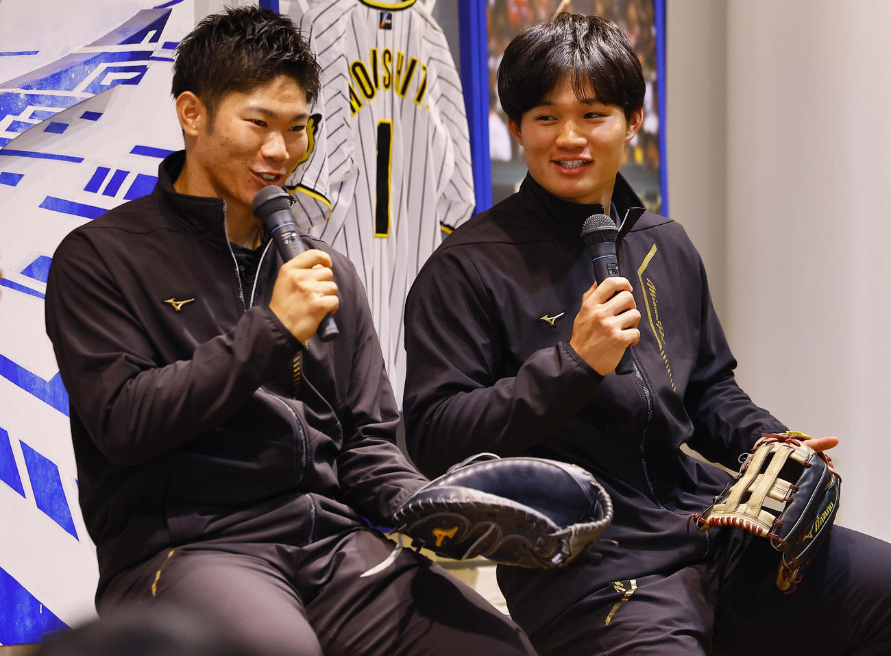 ミズノのイベントに参加し、ミットを手に話しをする広島坂倉（左）と阪神森下（撮影・藤尾明華）