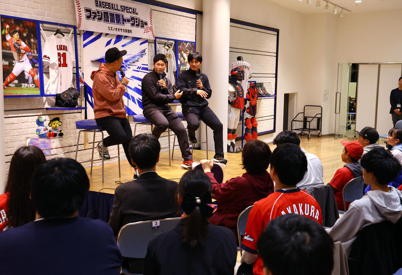 ミズノのイベントに参加した広島坂倉（中央）と阪神森下（撮影・藤尾明華）