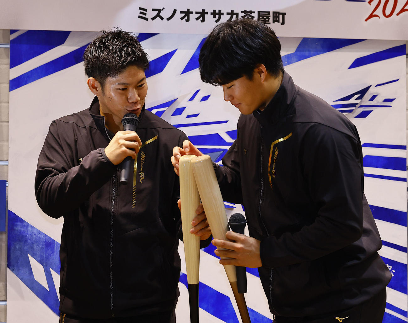 ミズノのイベントに参加し、バット談義をする広島坂倉（左）と阪神森下（撮影・藤尾明華）