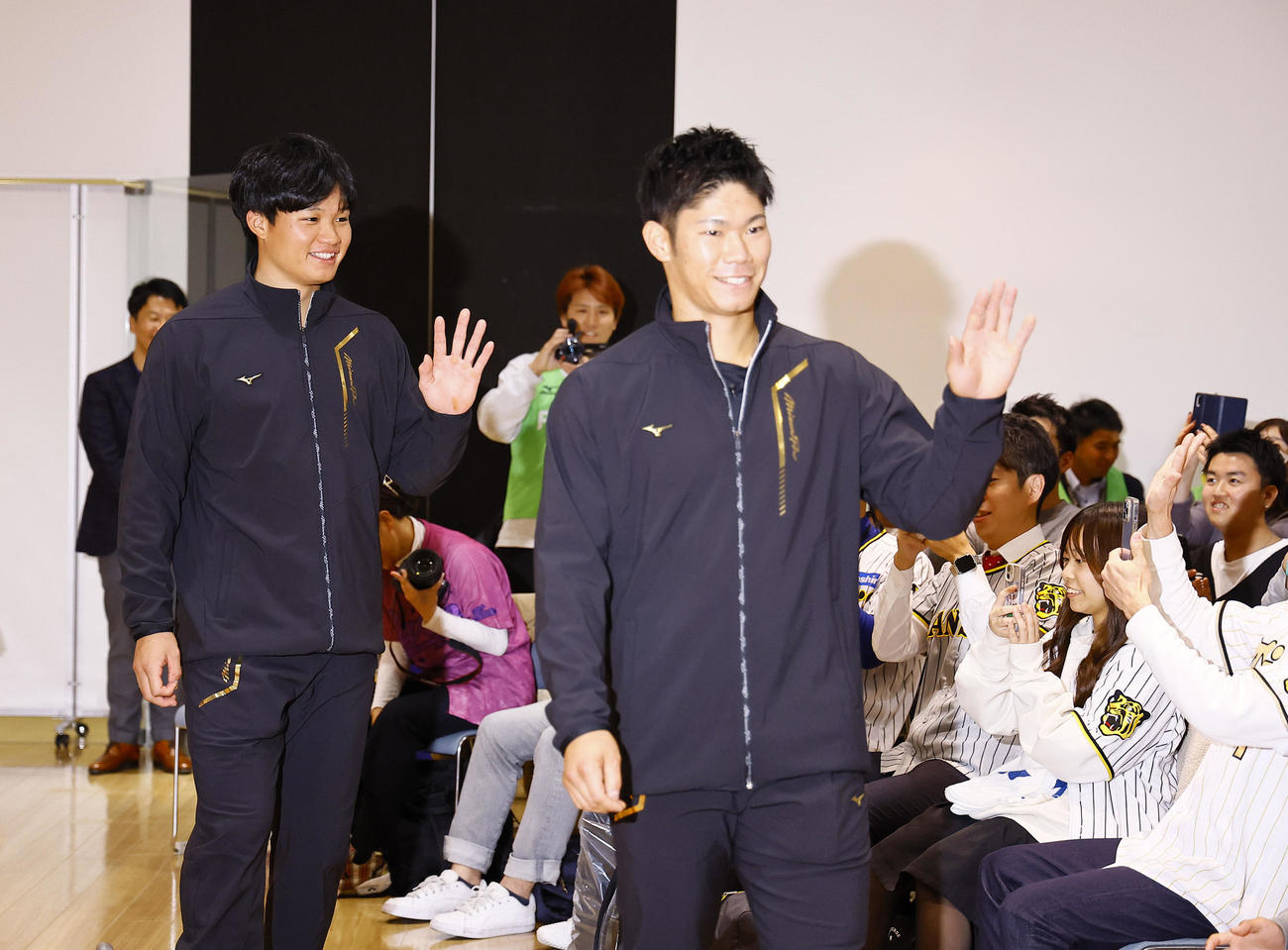 ミズノのイベントに参加し、ファンに手を振る阪神森下（左）と広島坂倉（撮影・藤尾明華）