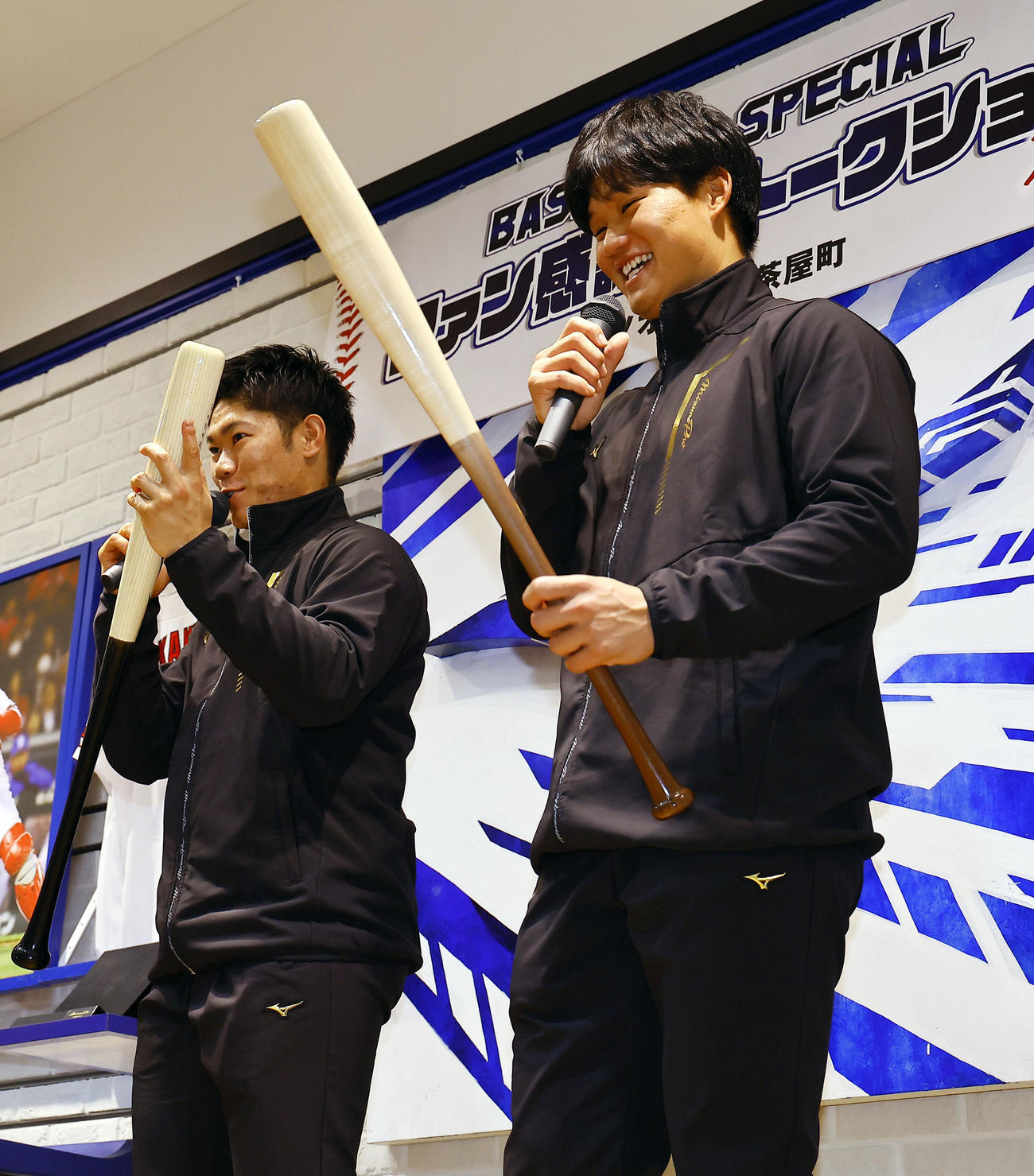 ミズノのイベントに参加し、バットを手に話しをする広島坂倉（左）と阪神森下（撮影・藤尾明華）