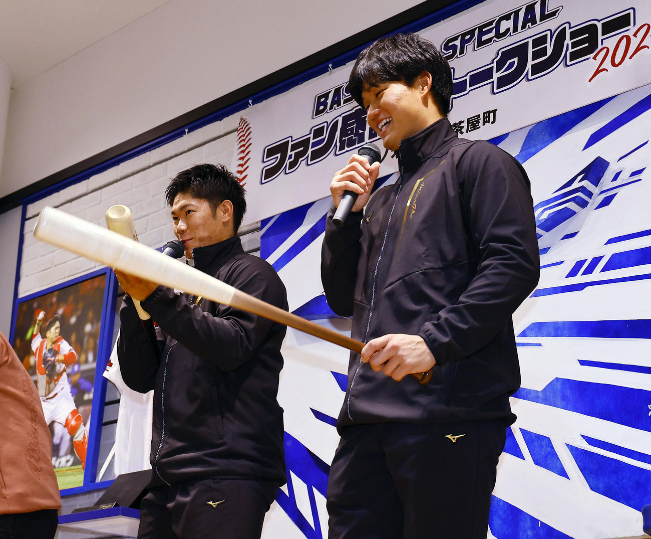 ミズノのイベントに参加し、バットを手に話しをする広島坂倉（左）と阪神森下（撮影・藤尾明華）