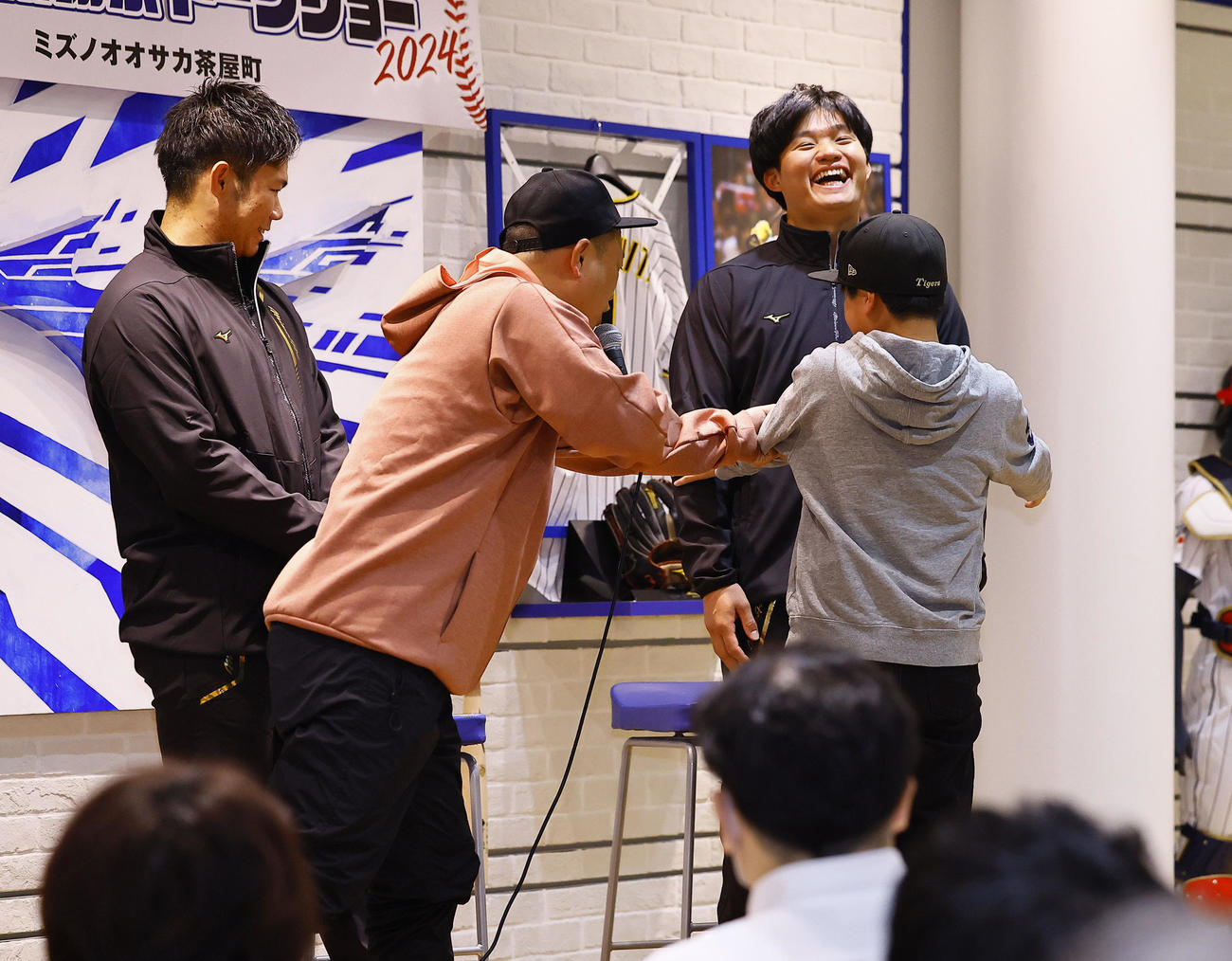 ミズノのイベントに参加し、子どもと触れ合う阪神森下（右後方）。左は広島坂倉（撮影・藤尾明華）