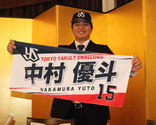 背番号15と名前が記されたタオルを手に笑みを浮かべた愛知工大・中村(撮影・中島麗)