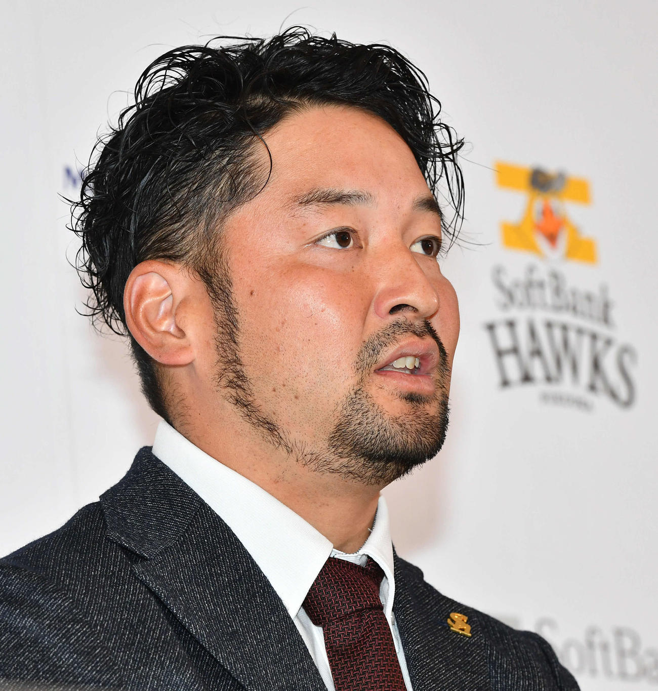 契約更改を終えて会見を行う嶺井（撮影・岩下翔太）