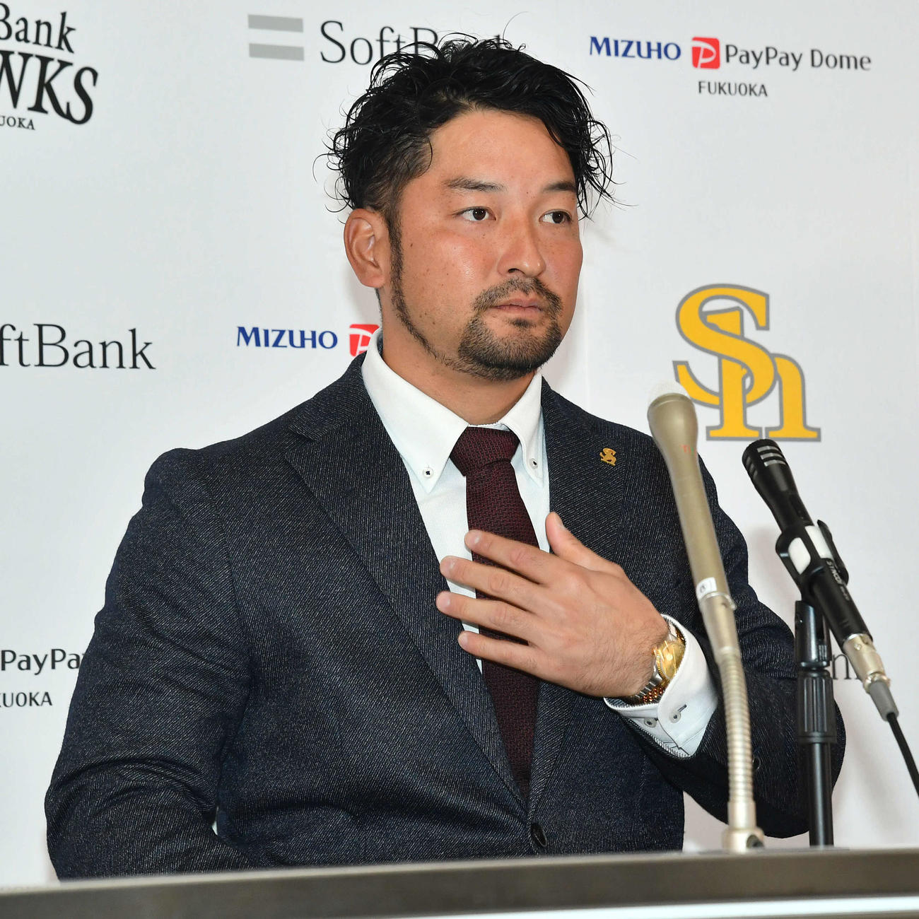 契約更改を終えて会見の席につく嶺井（撮影・岩下翔太）