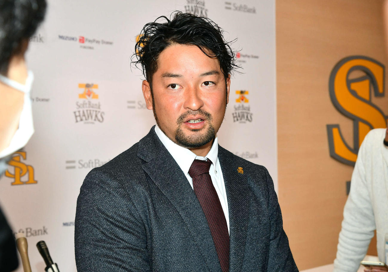 契約更改を終えて囲み取材を受ける嶺井（撮影・岩下翔太）