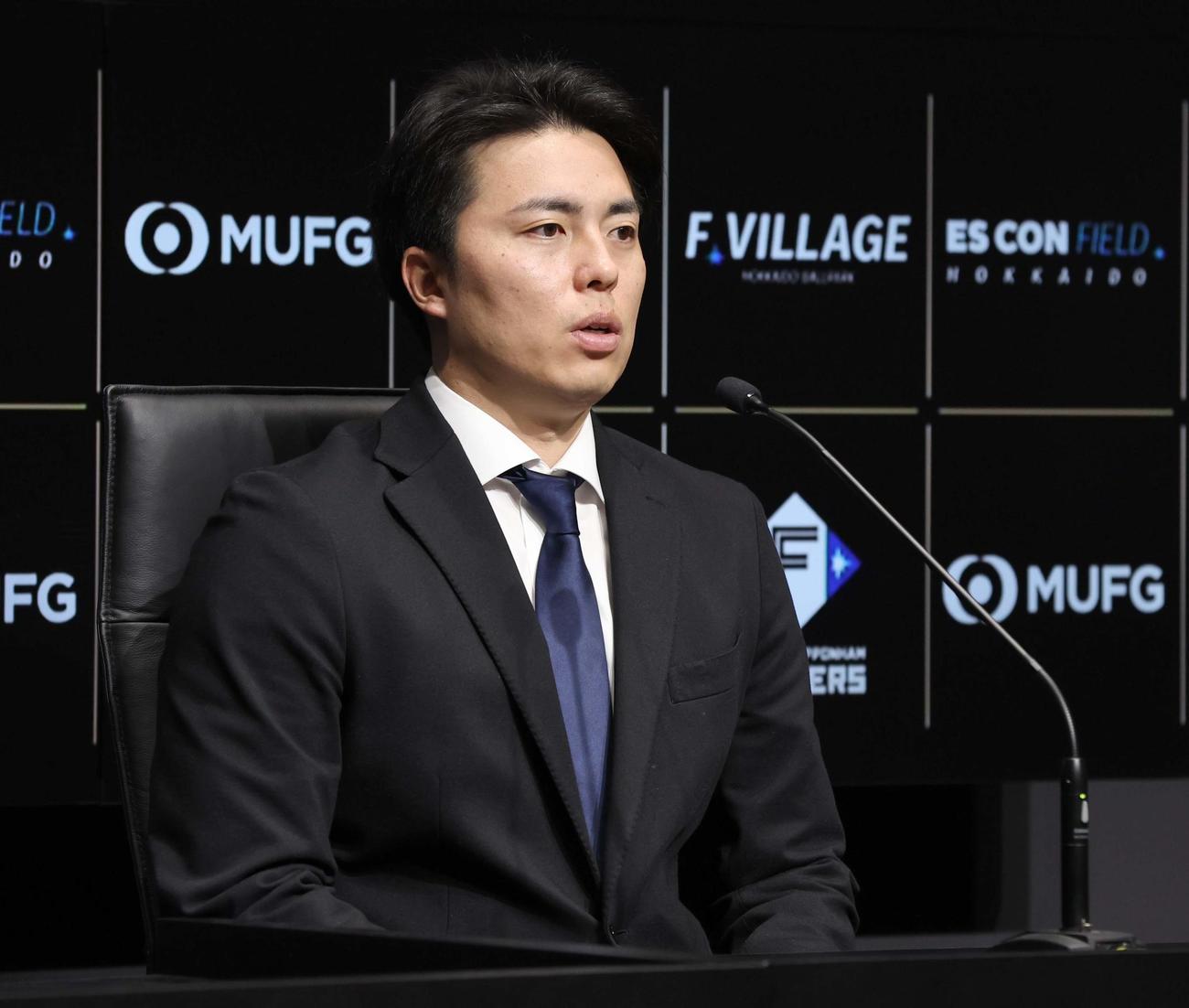 契約更改を終え会見する日本ハム田中正（撮影・黒川智章）