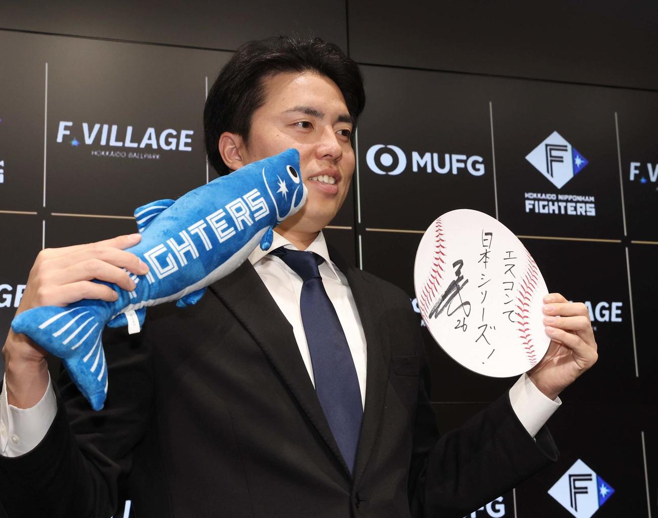 契約更改を終え笑顔でポーズをとる日本ハム田中正（撮影・黒川智章）