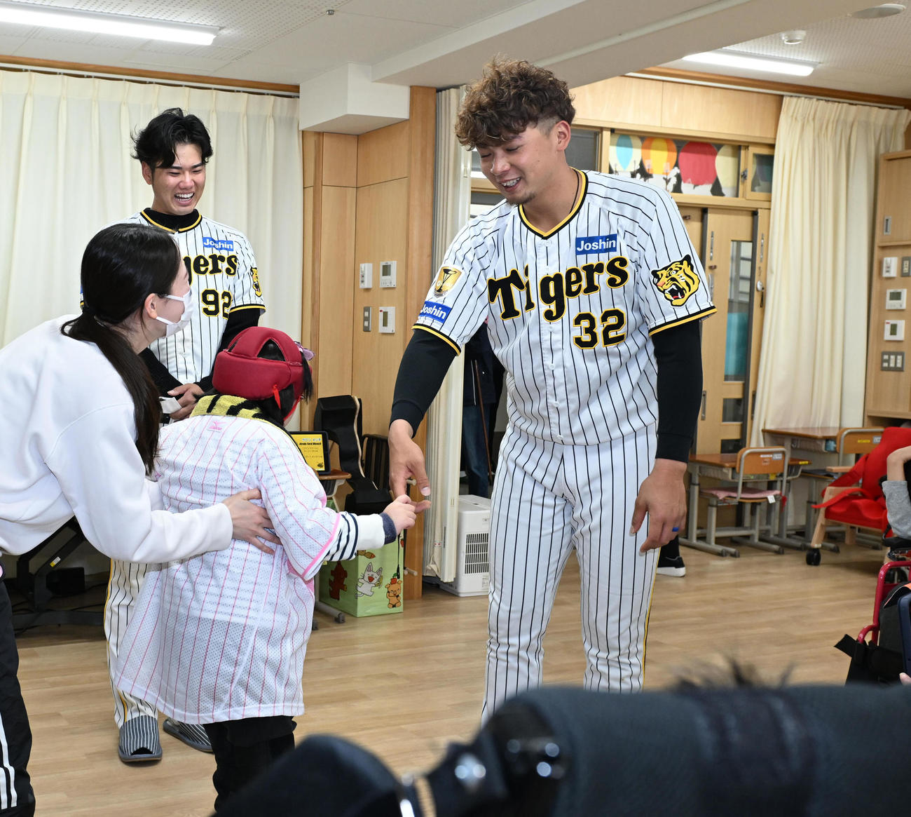 西宮支援学校を訪れ、交流を深める阪神井上（右）と川原（撮影・和賀正仁）
