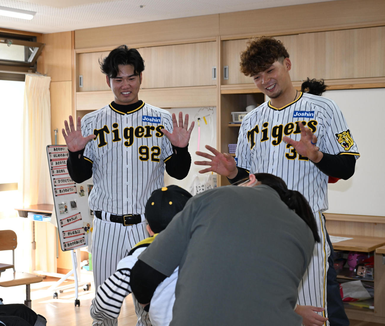 西宮支援学校を訪れ、交流を深める阪神井上（右）と川原（撮影・和賀正仁）