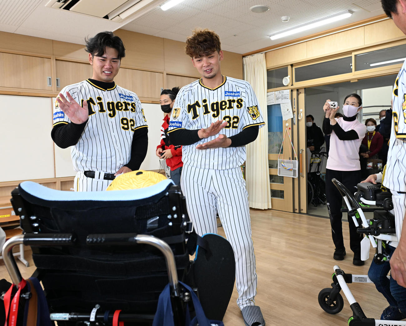 西宮支援学校を訪れ、交流を深める阪神井上（右）と川原（撮影・和賀正仁）