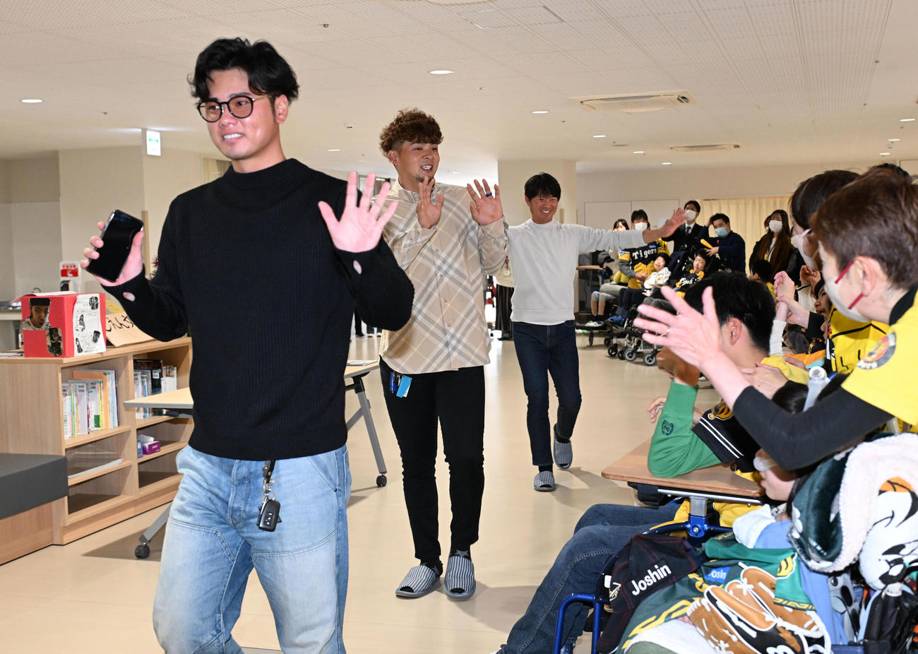 西宮支援学校で交流を深め、生徒に見送られる左から阪神川原、井上、筒井コーチ（撮影・和賀正仁）