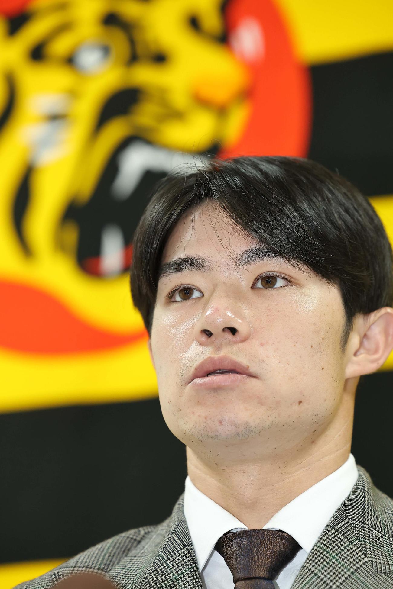 契約更改を終えた中野は会見で記者の質問に答える（撮影・上田博志）