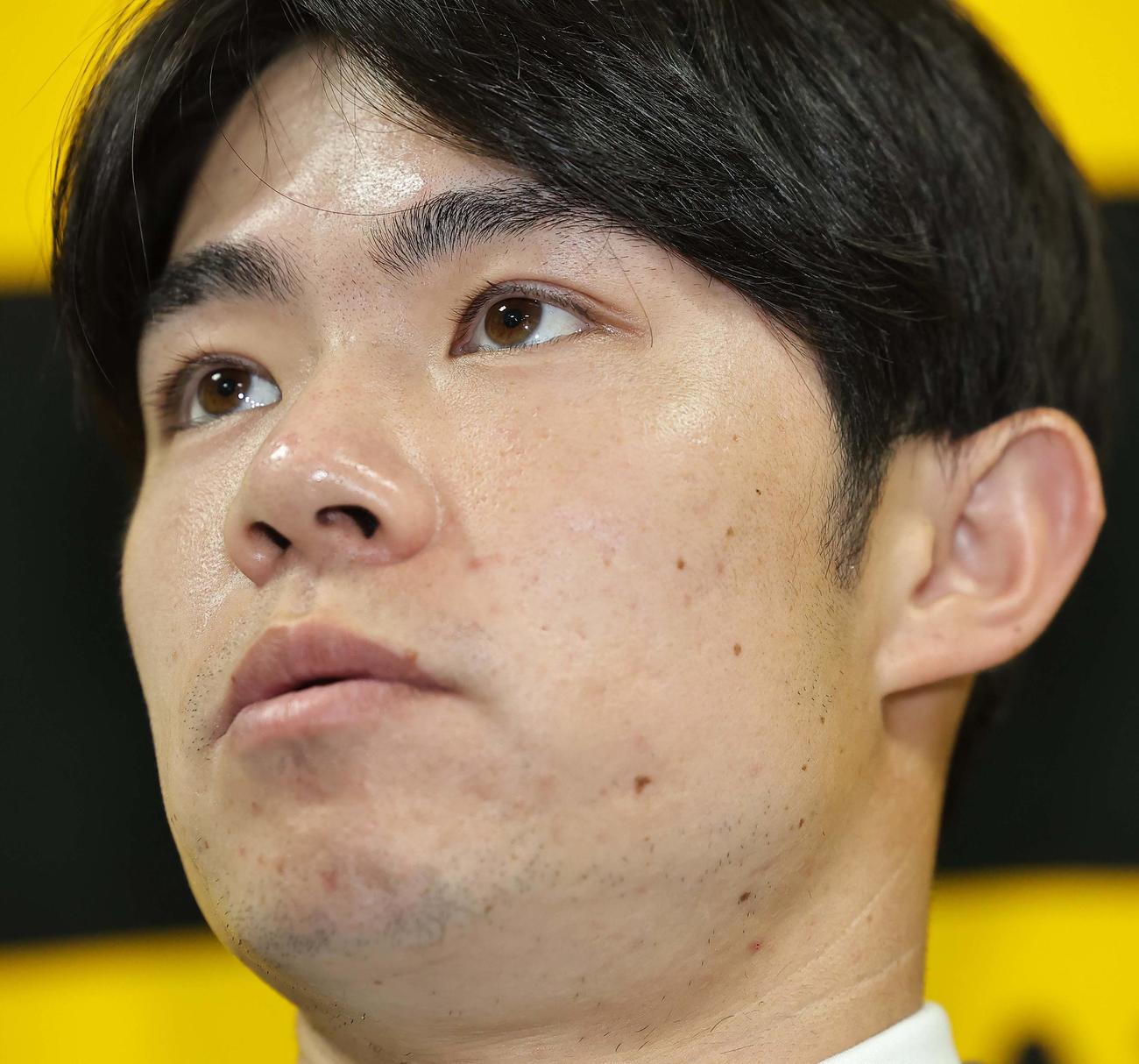 契約更改を終えた中野は会見で記者の質問に答える（撮影・上田博志）
