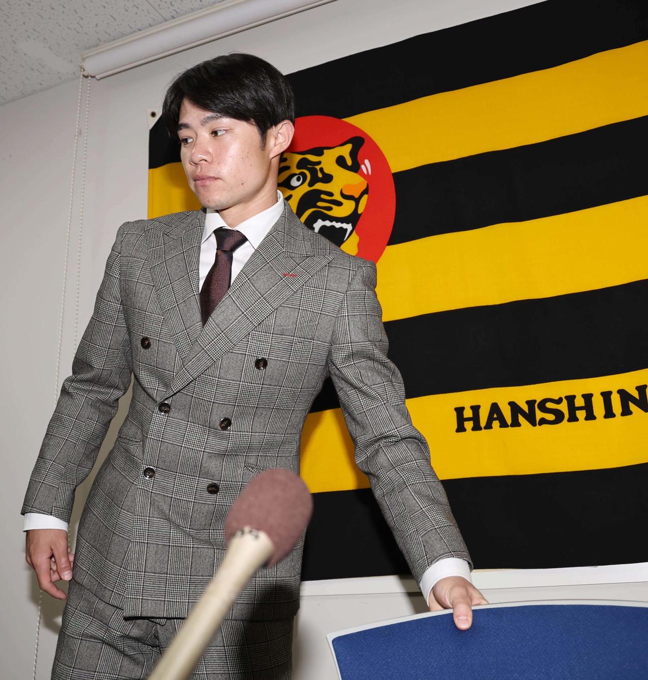 契約更改を終えた中野は会見で記者の質問に答える（撮影・上田博志）