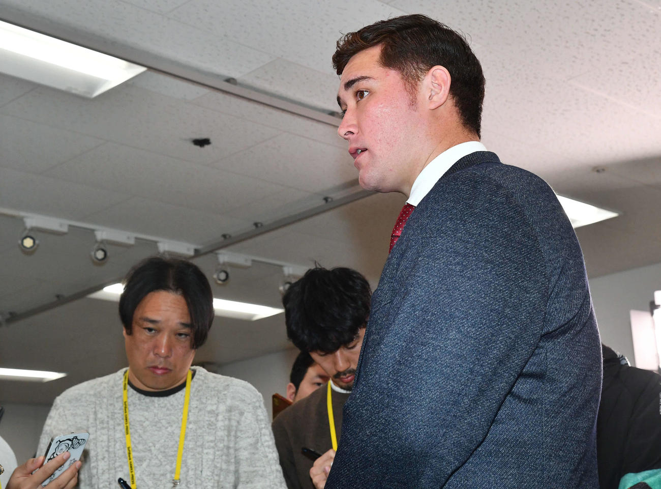 契約更改後の会見を終えて囲み取材を受けるリチャード（撮影・岩下翔太）