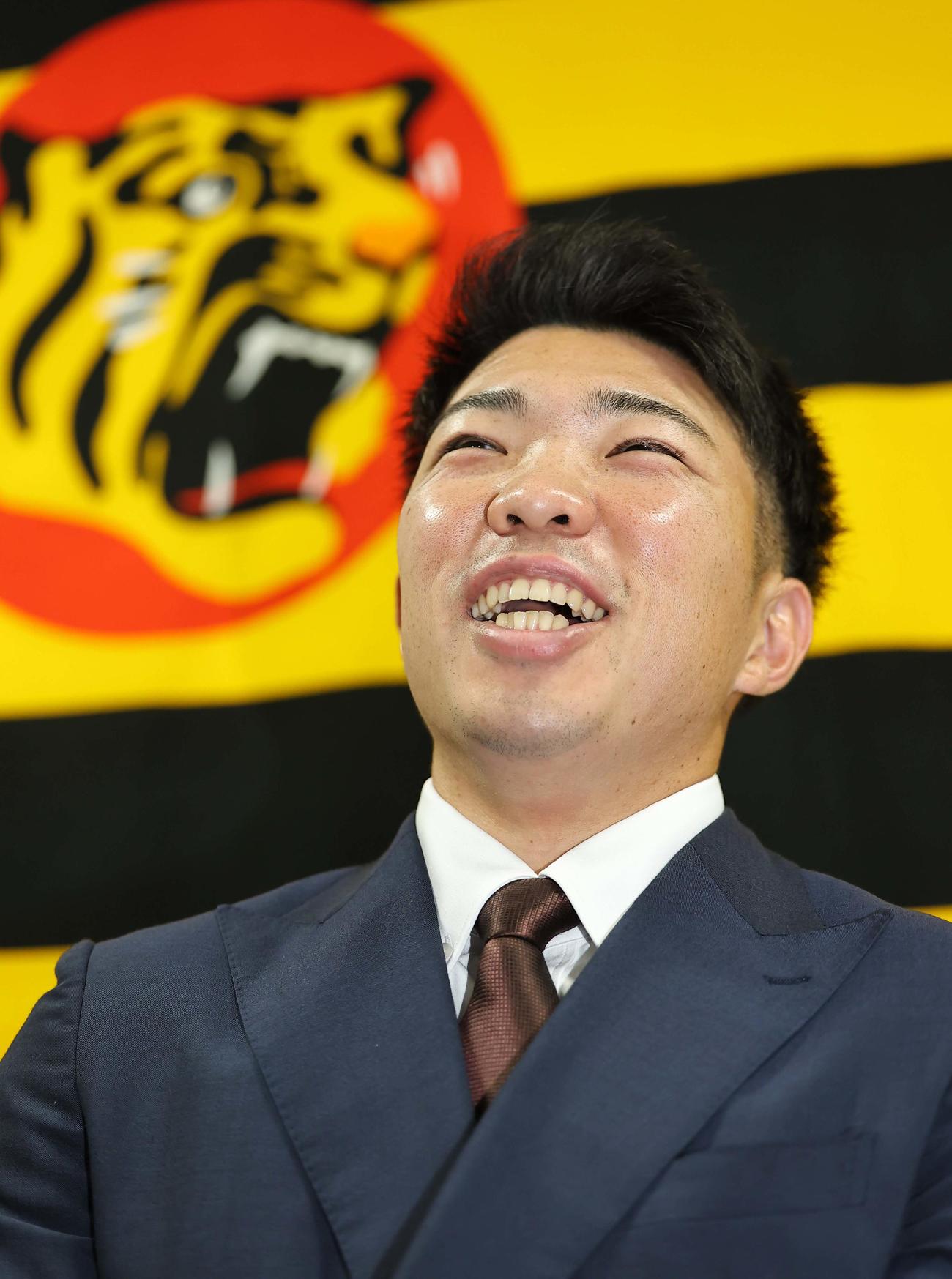 契約更改を終えた石井は会見で記者の質問に答える（撮影・上田博志）