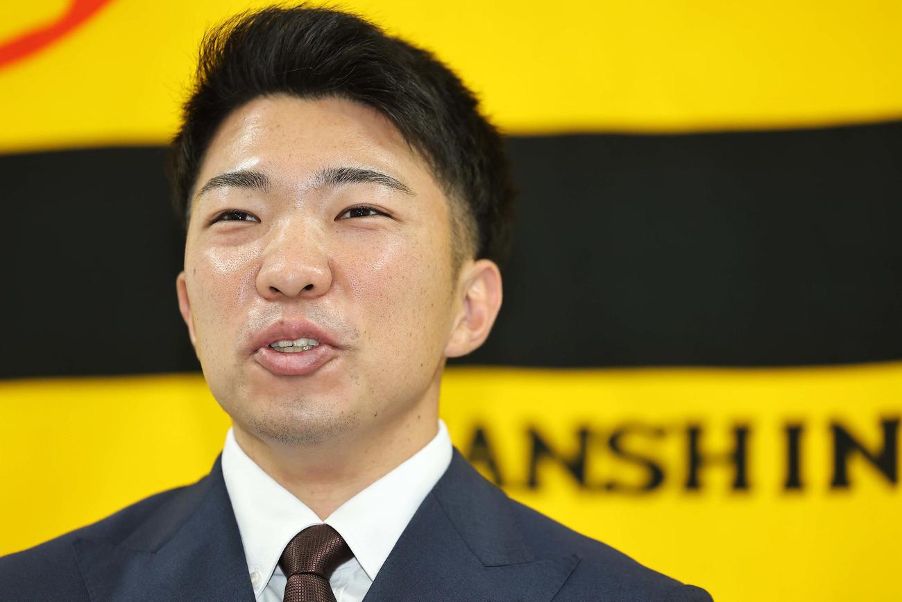 契約更改を終えた石井は会見で記者の質問に答える（撮影・上田博志）