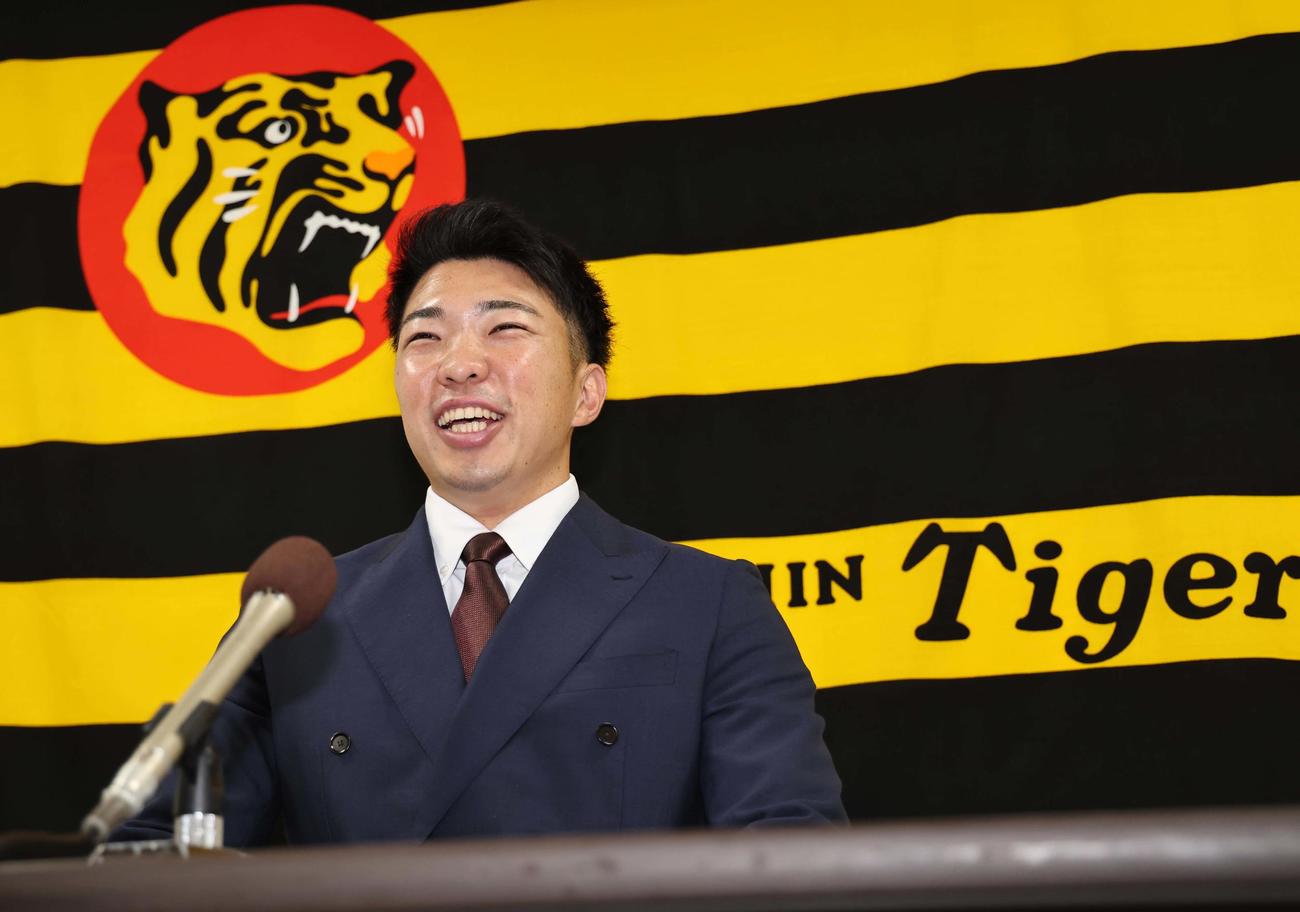 契約更改を終えた石井は会見で記者の質問に答える（撮影・上田博志）