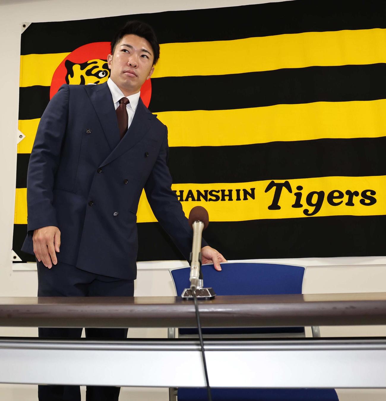 契約更改を終えた石井は会見場に入る（撮影・上田博志）