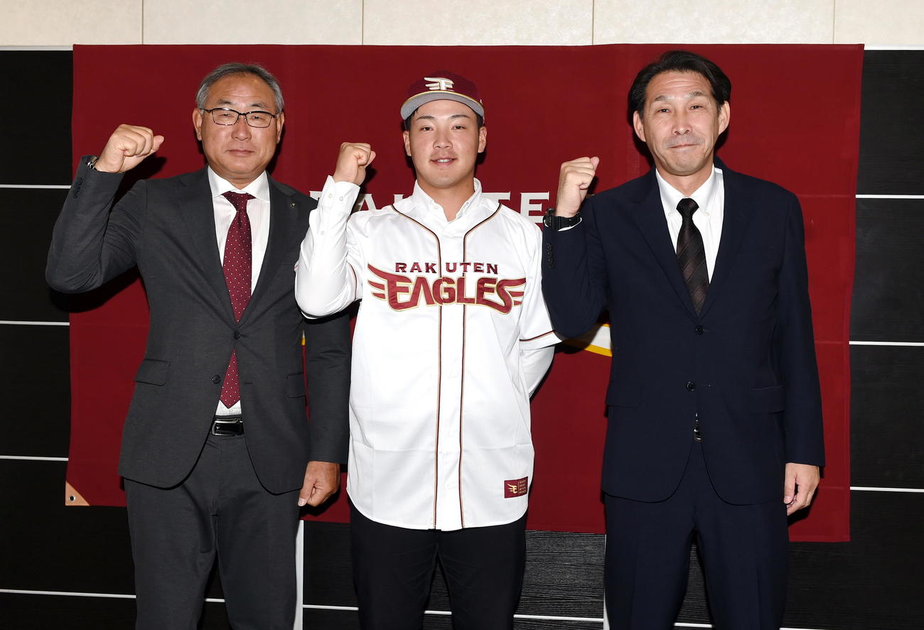 入団合意した楽天ドラフト5位・吉納（中央）。左は後関スカウト部長、右は井上スカウト（撮影・山田愛斗）