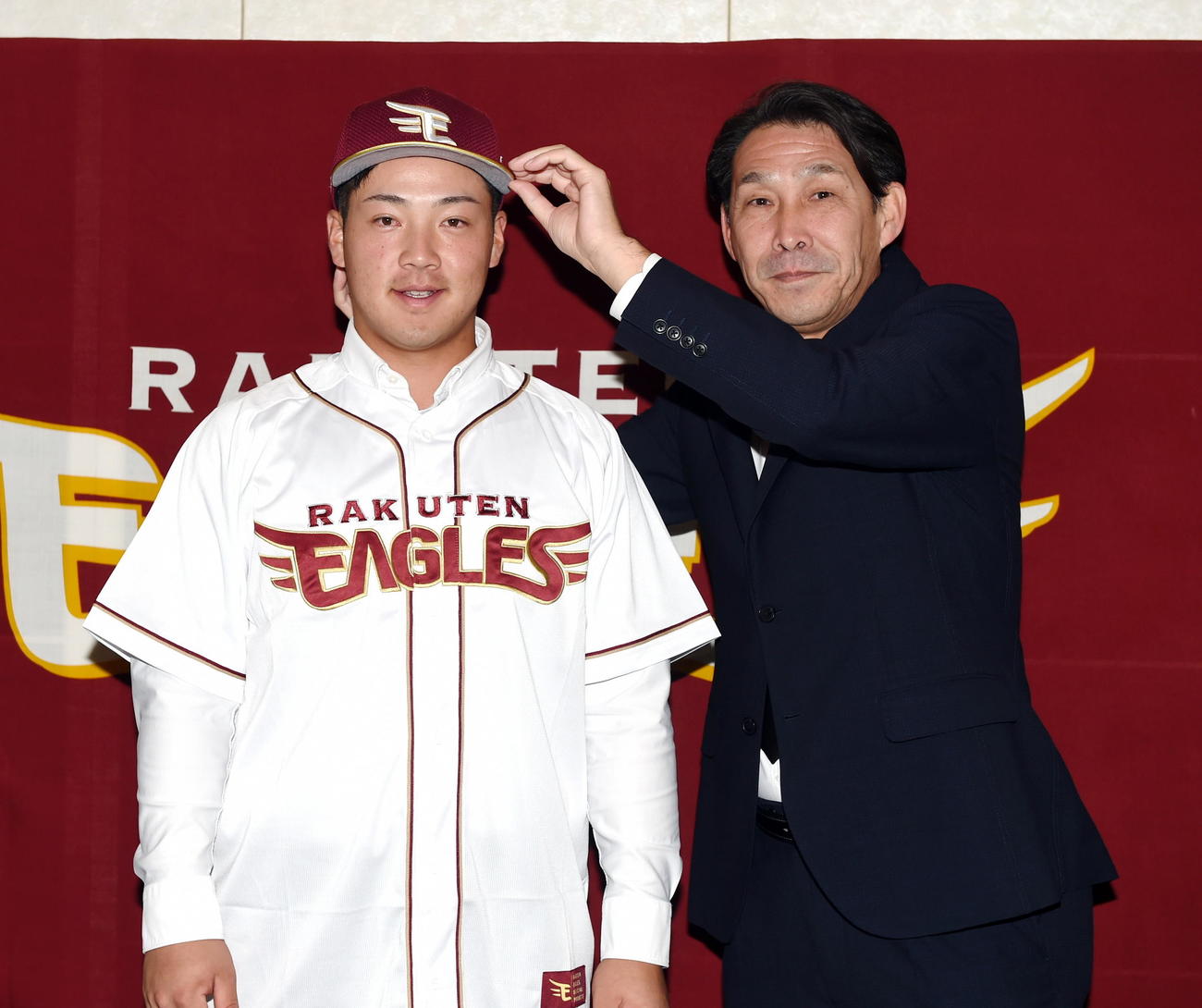 入団合意した楽天ドラフト5位・吉納（左）と井上スカウト（撮影・山田愛斗）