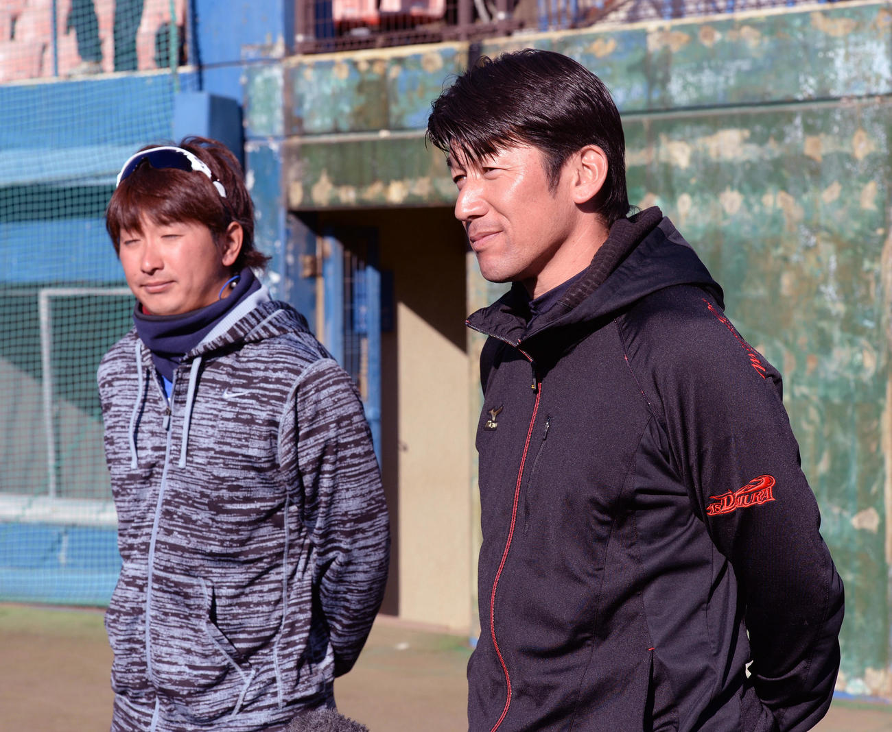 自主トレ後囲み取材を受ける三浦（右）と三嶋（2015年1月13日）