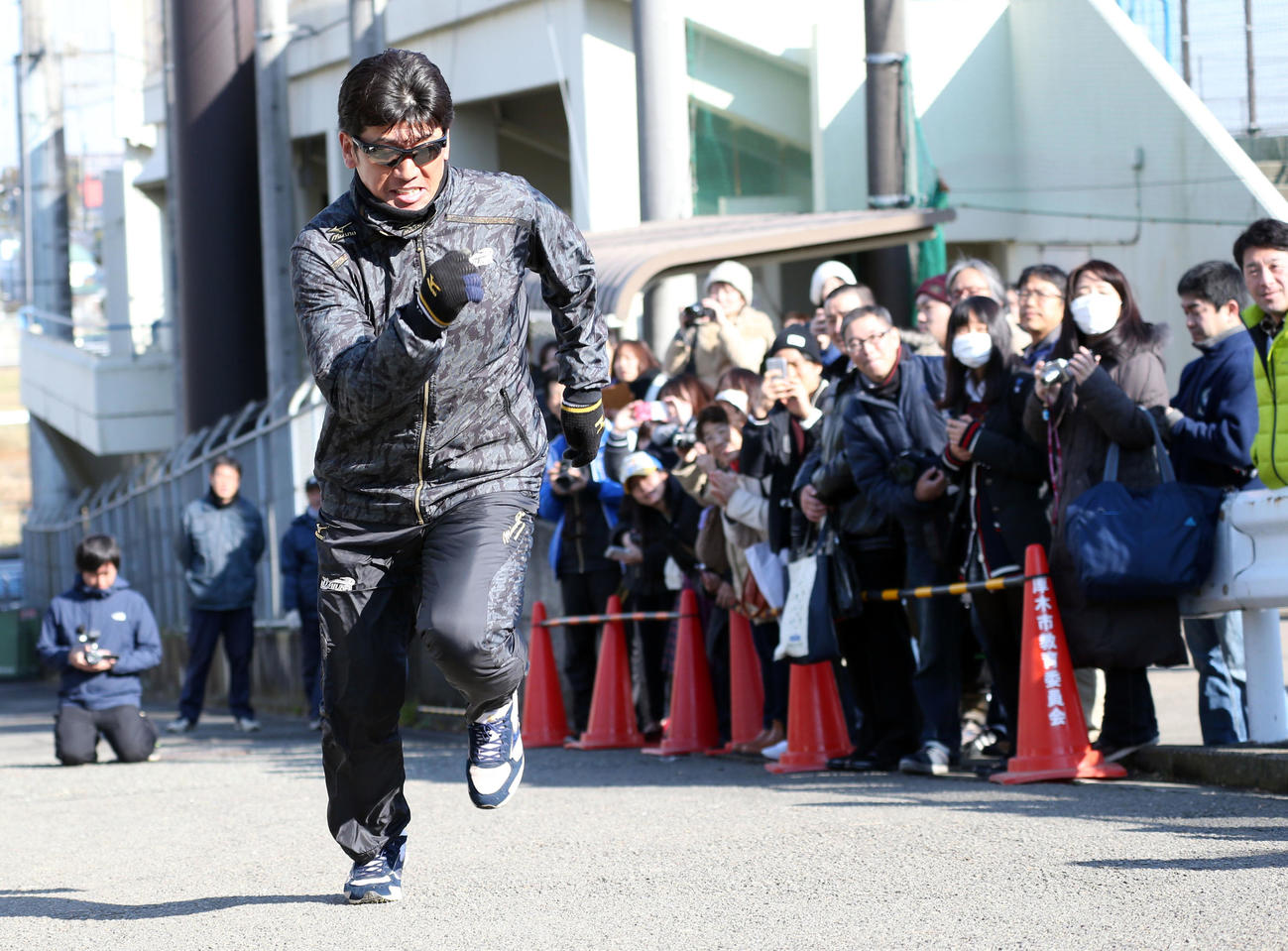 公開自主トレでファンが見守る中、坂道ダッシュをする三浦（2016年1月13日）