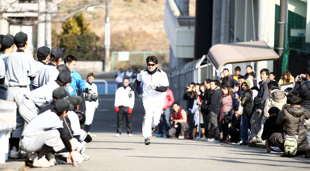 公開自主トレで地元のファンが見守る中、坂道を駆け上がる三浦（2012年1月14日）