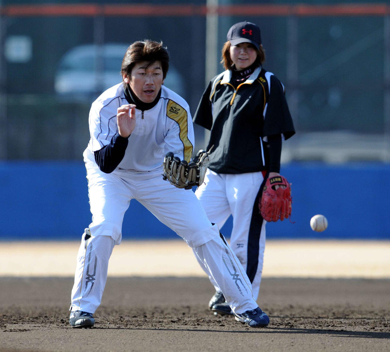 自主トレでノックを受ける三浦。右は吉田えり（2011年1月9日）