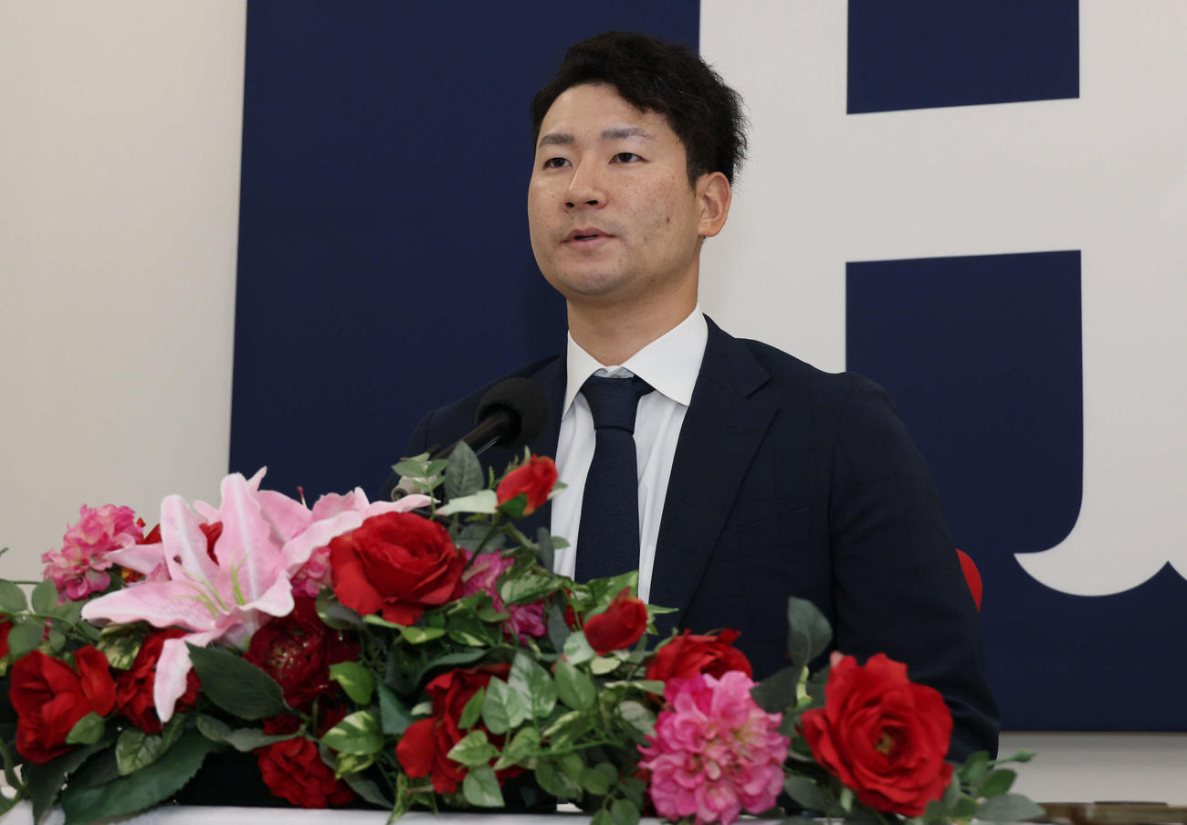 契約更改後、会見する広島島内（撮影・加藤孝規）