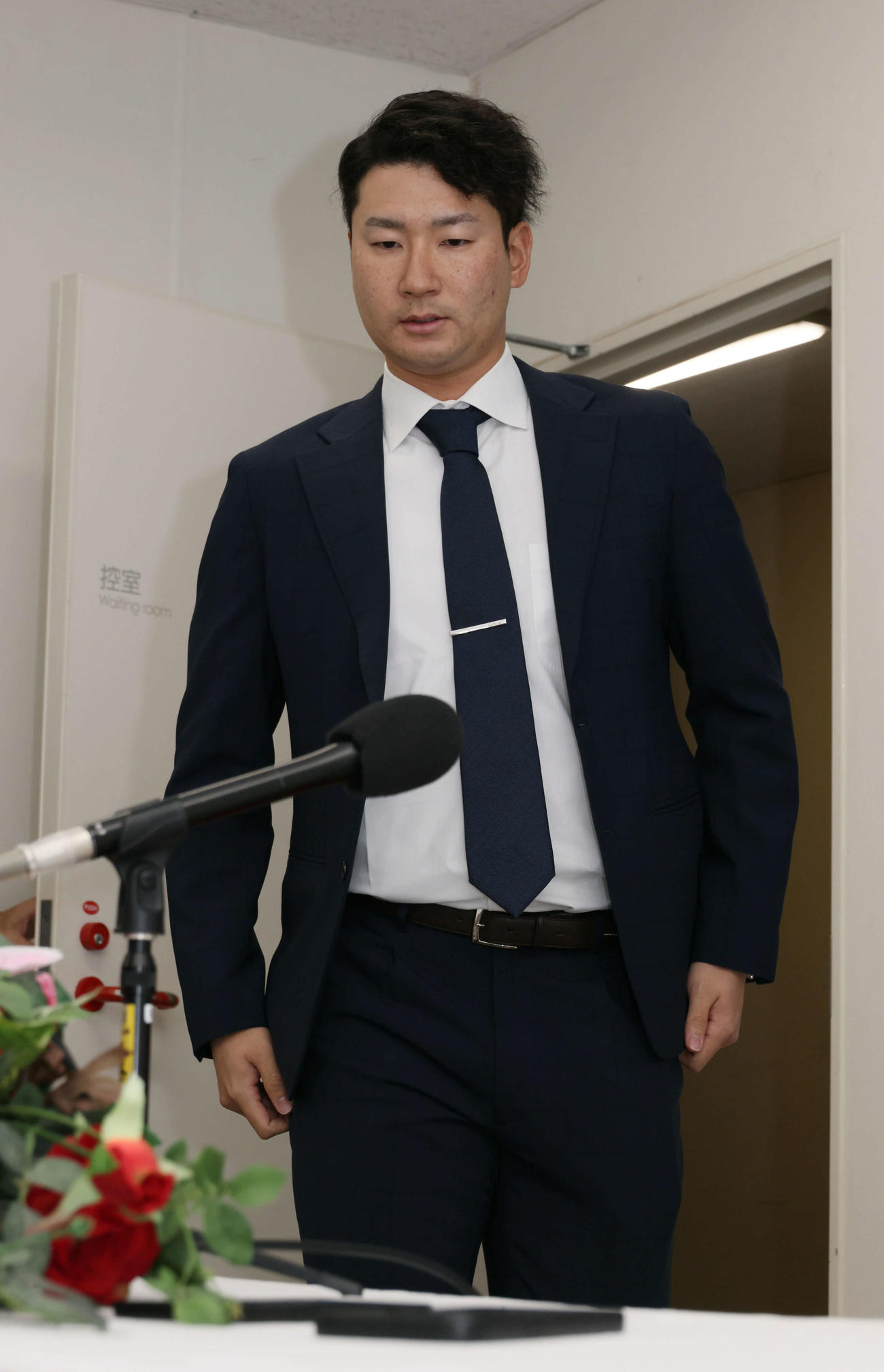 契約更改後、会見にのぞむ広島島内（撮影・加藤孝規）