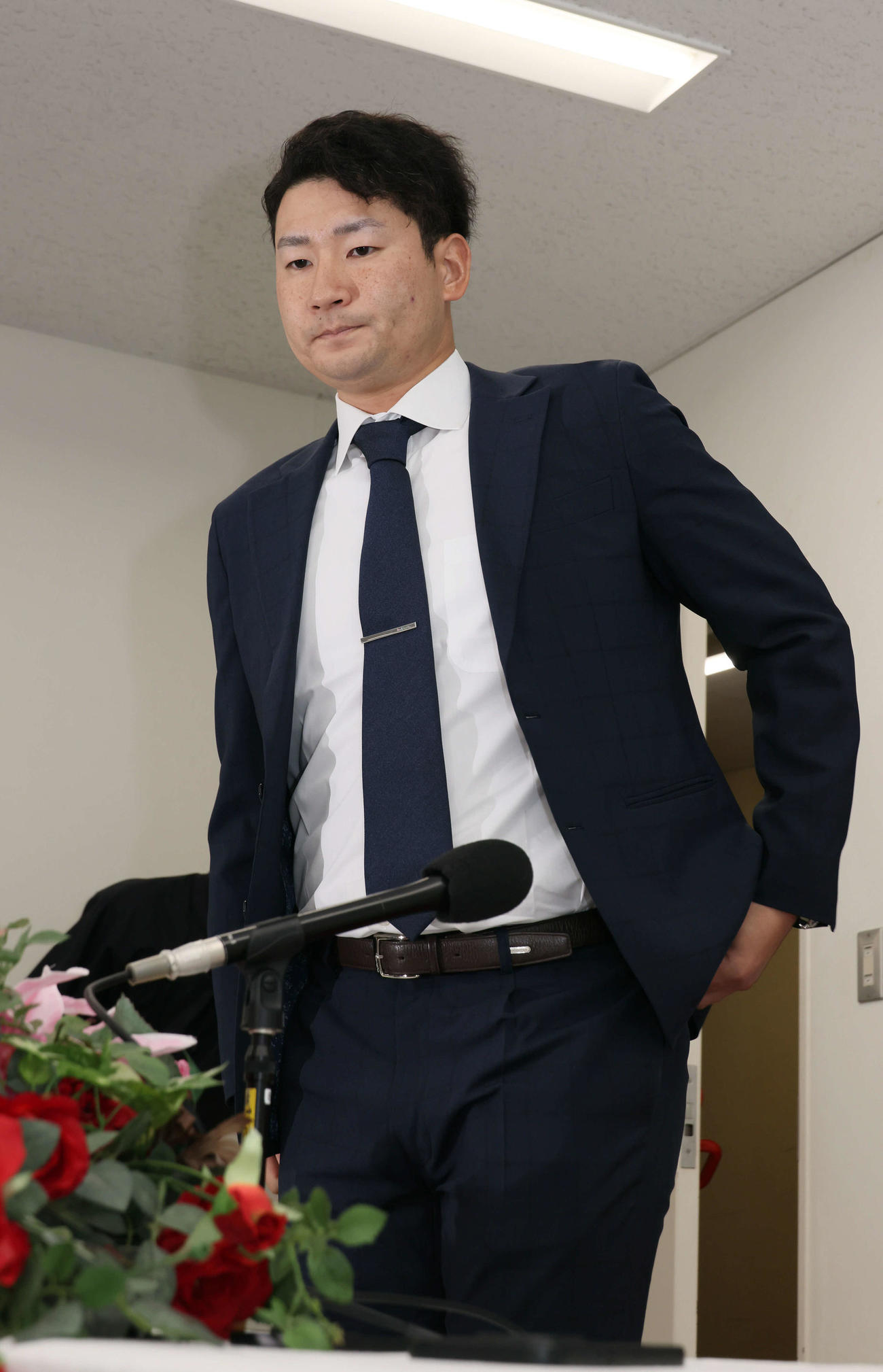 契約更改後、会見にのぞむ広島島内（撮影・加藤孝規）