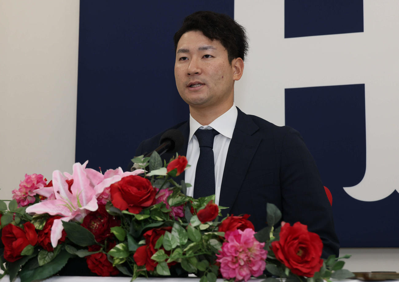 契約更改後、会見する広島島内（撮影・加藤孝規）