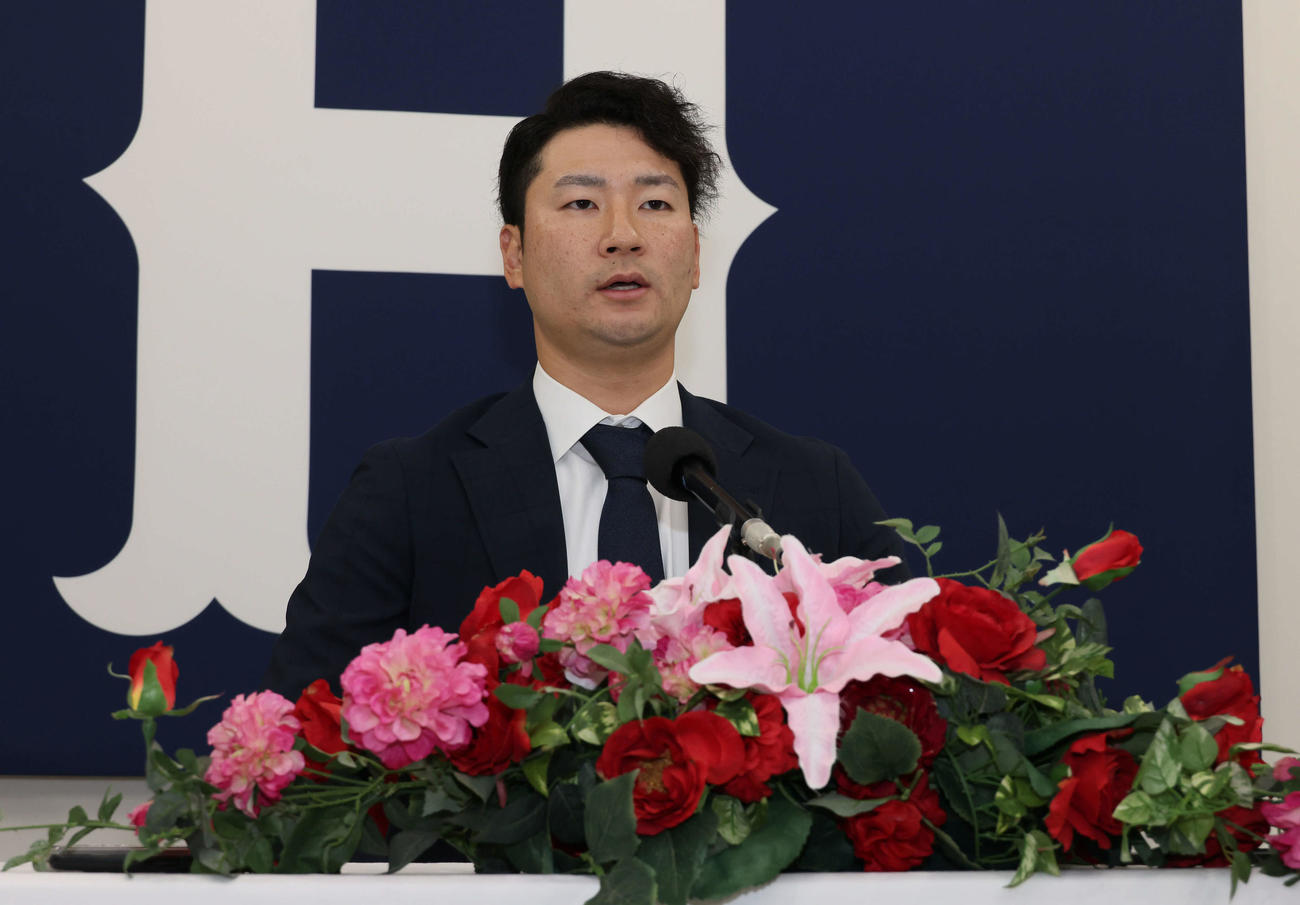 契約更改後、会見する広島島内（撮影・加藤孝規）
