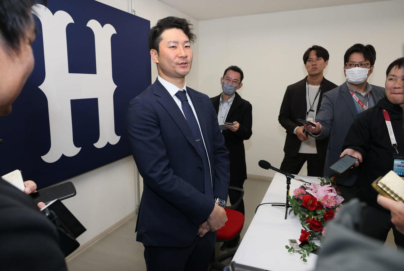 契約更改後の会見を終え、囲み取材に応じる広島島内（撮影・加藤孝規）