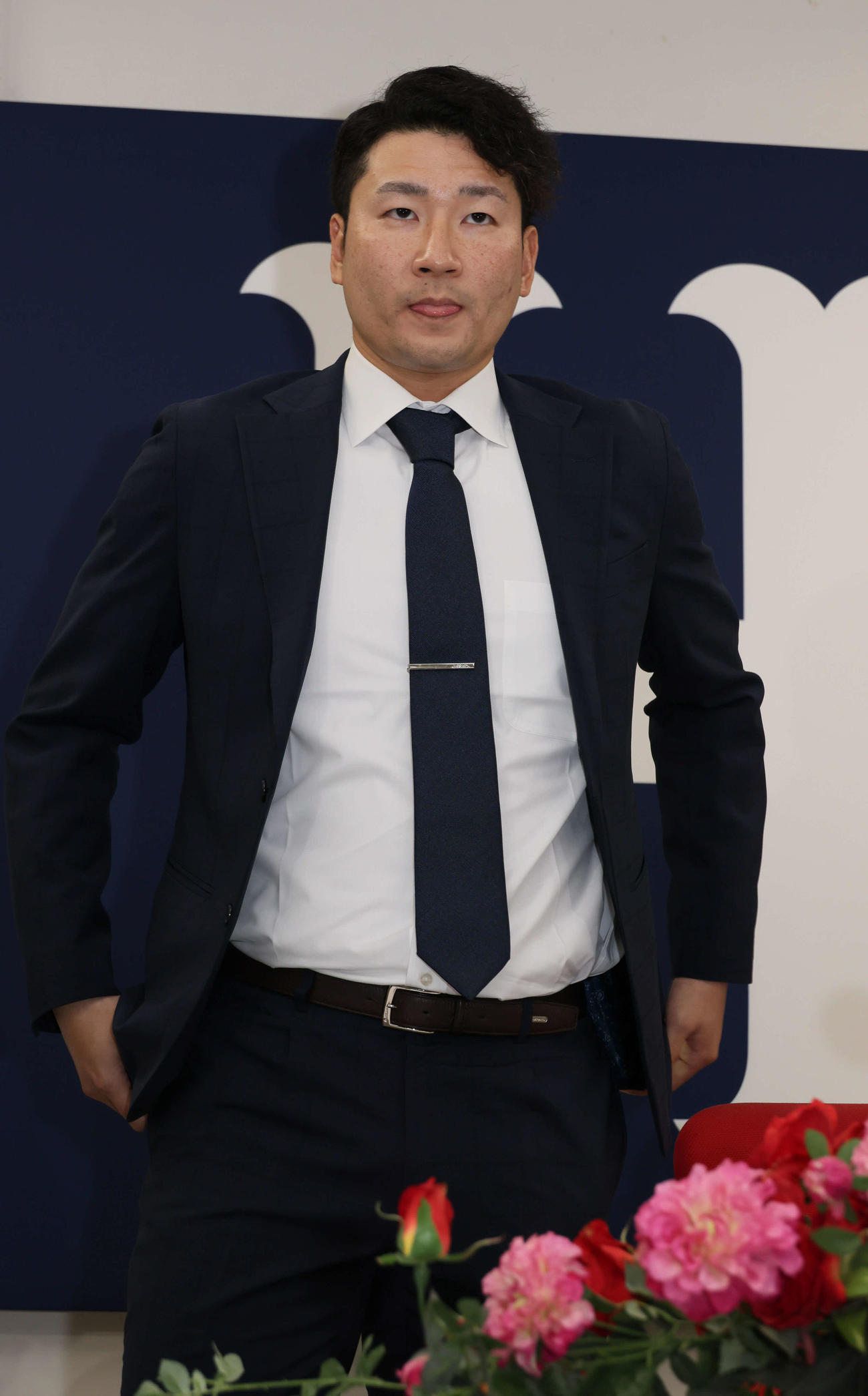 契約更改後の会見を終え、囲み取材に応じる広島島内（撮影・加藤孝規）